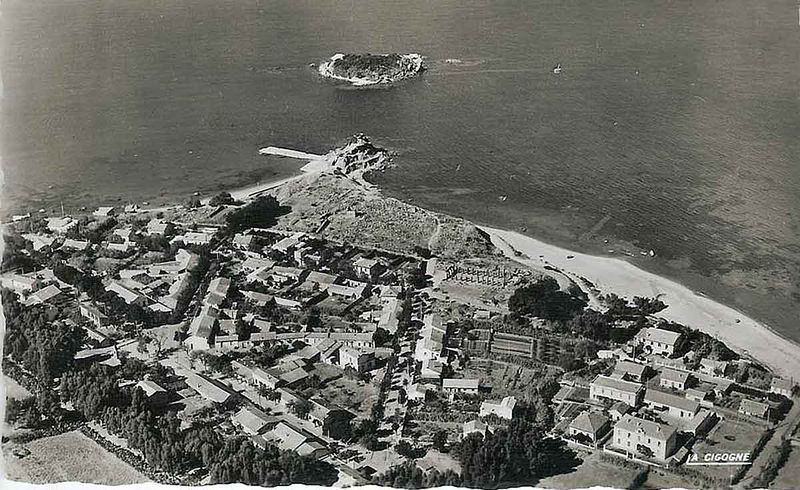 Fichier:Avion tigzirt ilot.jpg